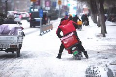 外卖员凌晨冒雨送餐顾客失联 发了条短信令人心